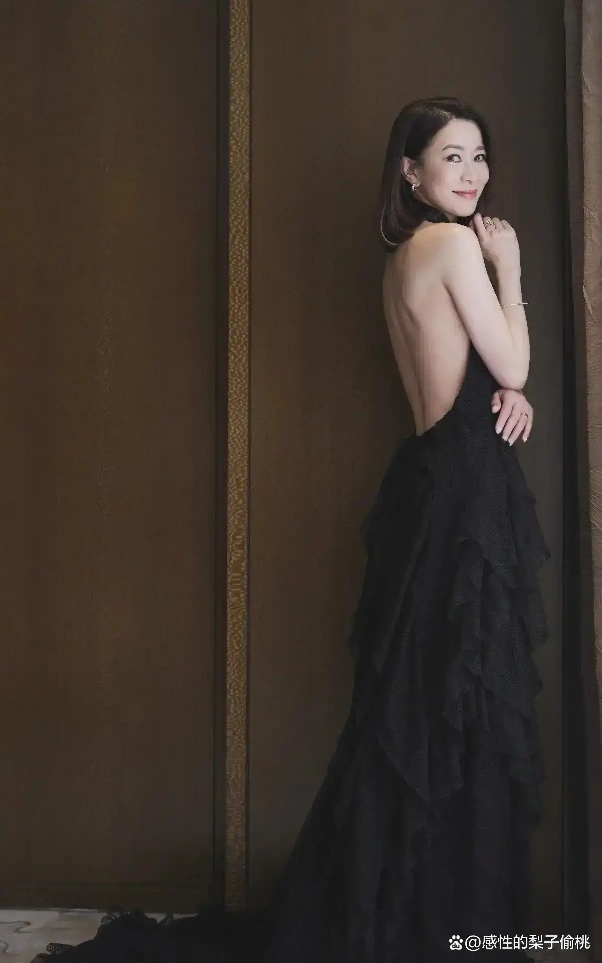 女明星的冬装_黑色露肩连衣裙穿搭_佘诗曼冬季写真