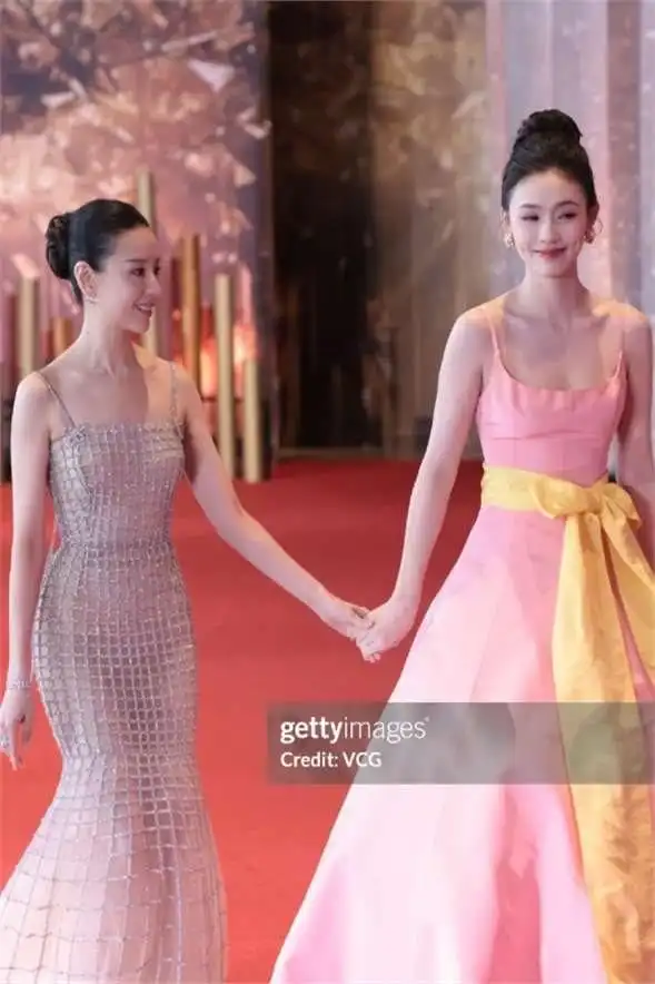 小个子美女惊艳合照_小骨架女明星_身材娇小气质出众女明星
