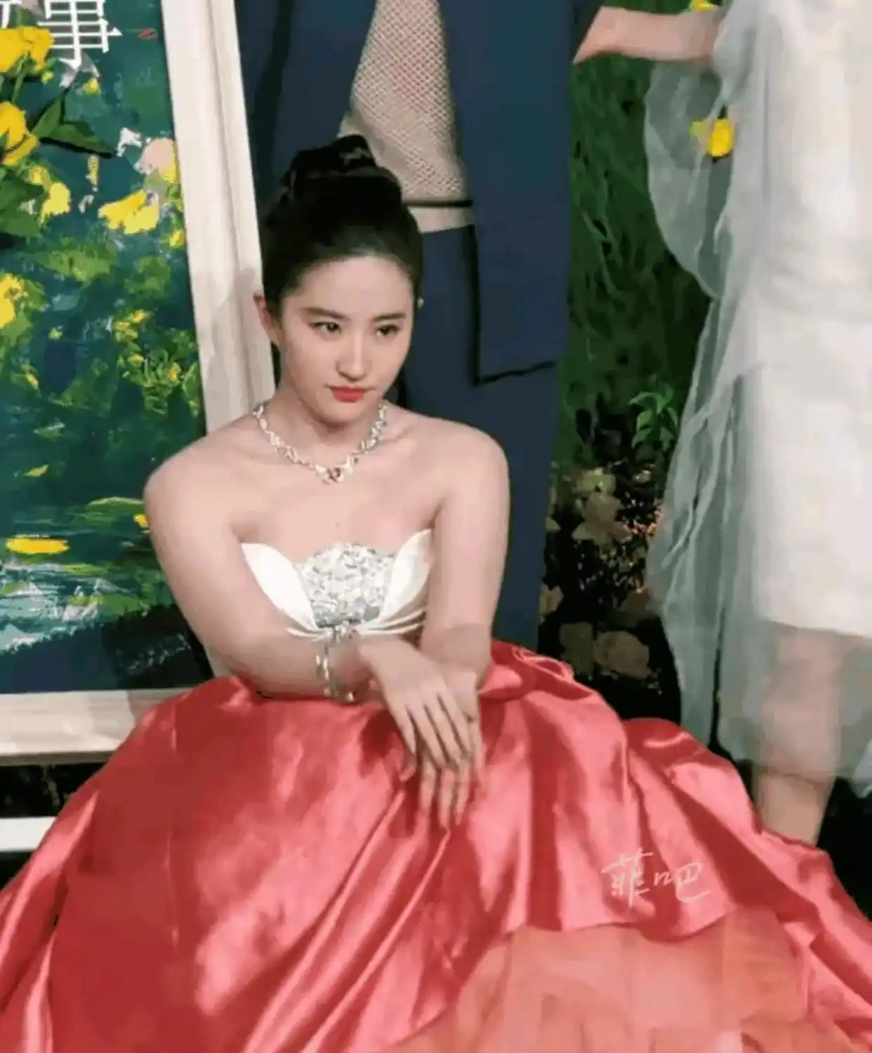 小骨架女明星_祝绪丹瘦成纸片人_女明星真实身材路人视角