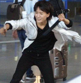 女明星台阶摔倒_女星摔倒 红毯摔倒 明星走红毯摔倒