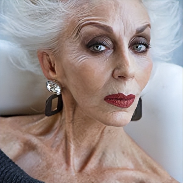 刘亦菲LV内衣造型争议_华语女明星内衣_刘亦菲辣妹穿搭被骂辣眼睛