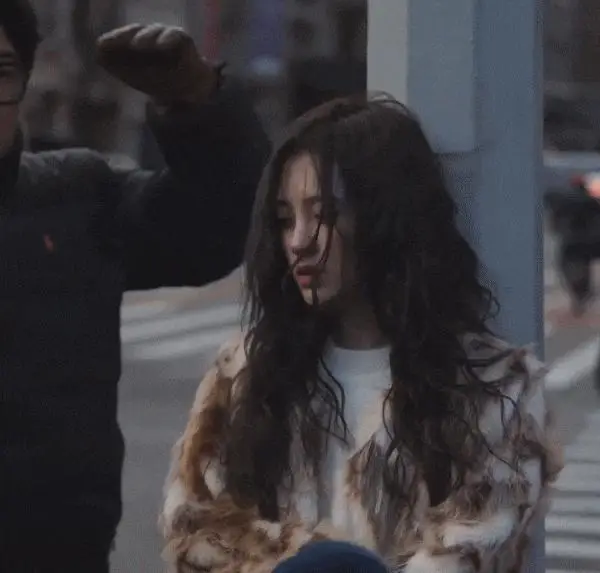 发量少的女明星有哪些_杨幂赵丽颖金晨假发片_女明星脱发严重